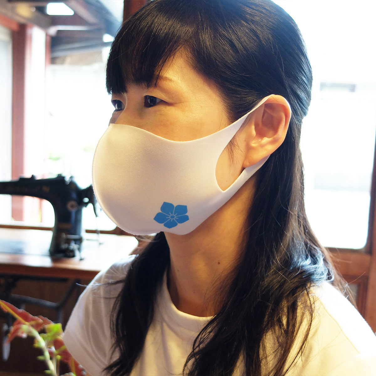 桔梗紋アイスシルクマスク着用